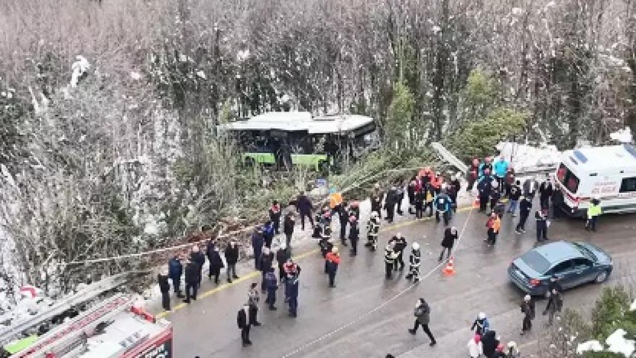 Kocaeli'de belediye otobüsü şarampole devrildi: 12 yaralı
