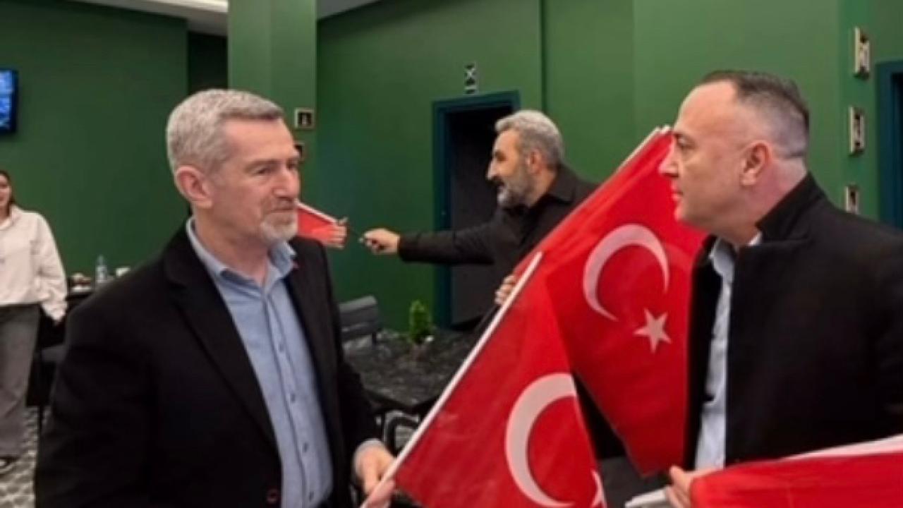 MHP Darıca, ilçe genelinde bayrak dağıtımı yaptı!