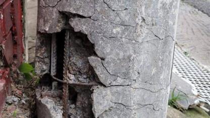 Osmangazi Mahallesi’nde tehlike saçan elektrik direği vatandaşları endişelendiriyor