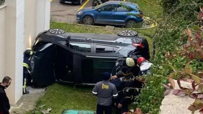 Otomobil, apartman bahçesine uçtu: 2 yaralı