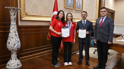 Rekortmen Yüzücü Alara Gökalp, Vali İlhami Aktaş'ı ziyaret etti