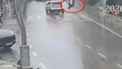 Yaya geçidinde otomobilin çarptığı kadın ağır yaralandı; kaza anı kamerada