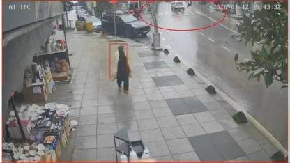 Yaya geçidinde otomobilin çarptığı kadın tedavi gördüğü hastanede hayatını kaybetti