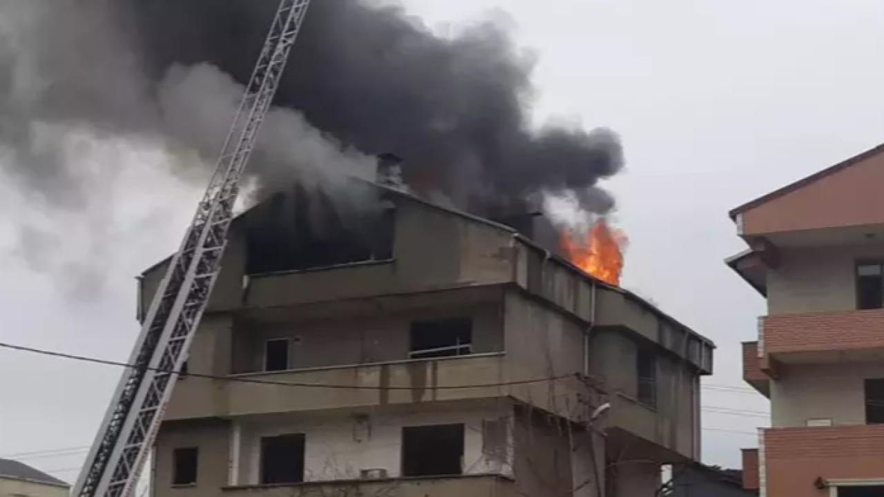 Yıkım işlemleri sırasında 4 katlı binanın çatısı yandı