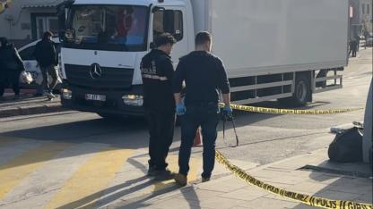 Yolda yürüyen 1 kişi ile durakta bekleyen 1 kadın açılan ateş sonrası yaralandı