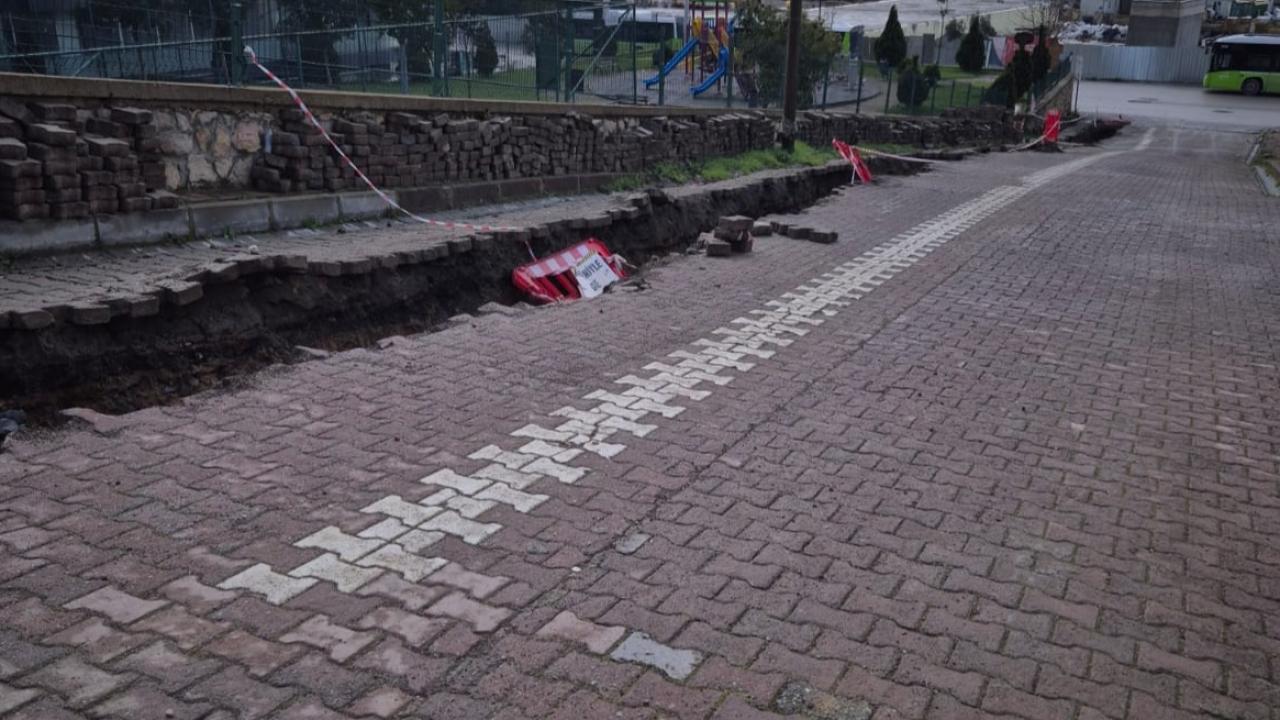 Aracıyla birlikte metro için açılan kanala düştü