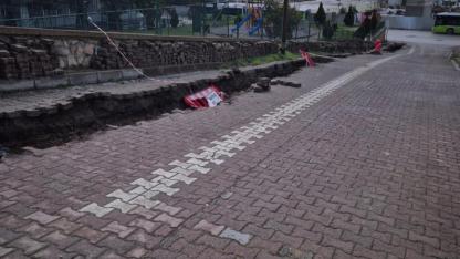 Aracıyla birlikte metro için açılan kanala düştü