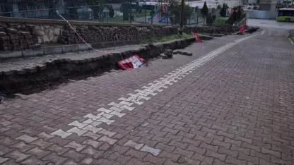 Aracıyla birlikte metro için açılan kanala düştü