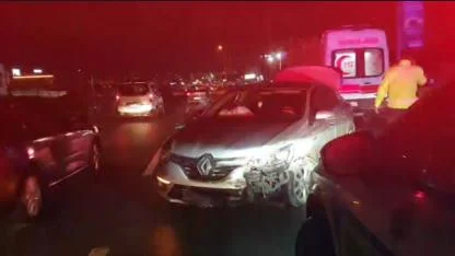 Bariyerlere çarpan otomobil sürücüsü yaralandı