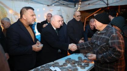 Başkan Bıyık, ilk teravihte vatandaşla buluştu