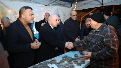 Başkan Bıyık, ilk teravihte vatandaşla buluştu