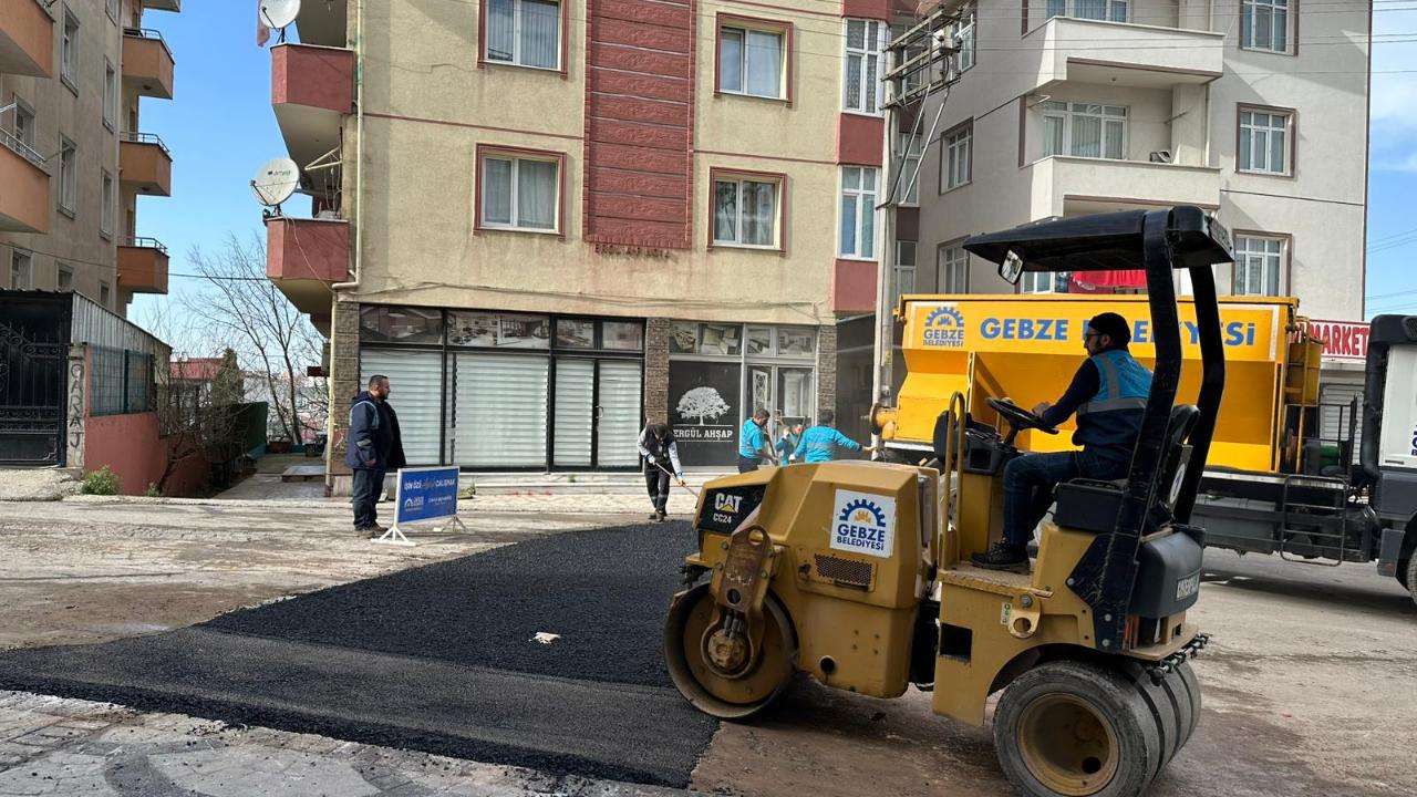 GEBZE BELEDİYESİ ASFALT YAMA ÇALIŞMALARINA DEVAM EDİYOR