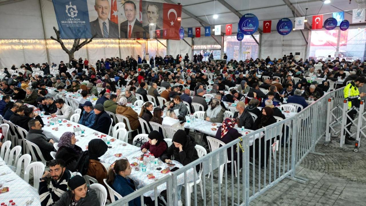 Gebze Kent Meydanı’nda Ramazan’ın ilk sofrası kuruldu
