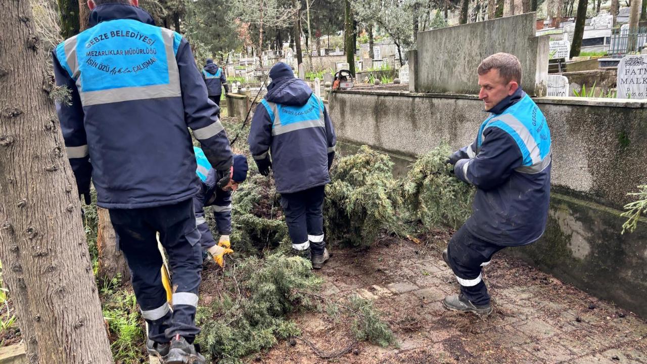 Gebze’de Bayram Öncesi Mezarlıklarda Bakım Çalışmaları Hızlandı