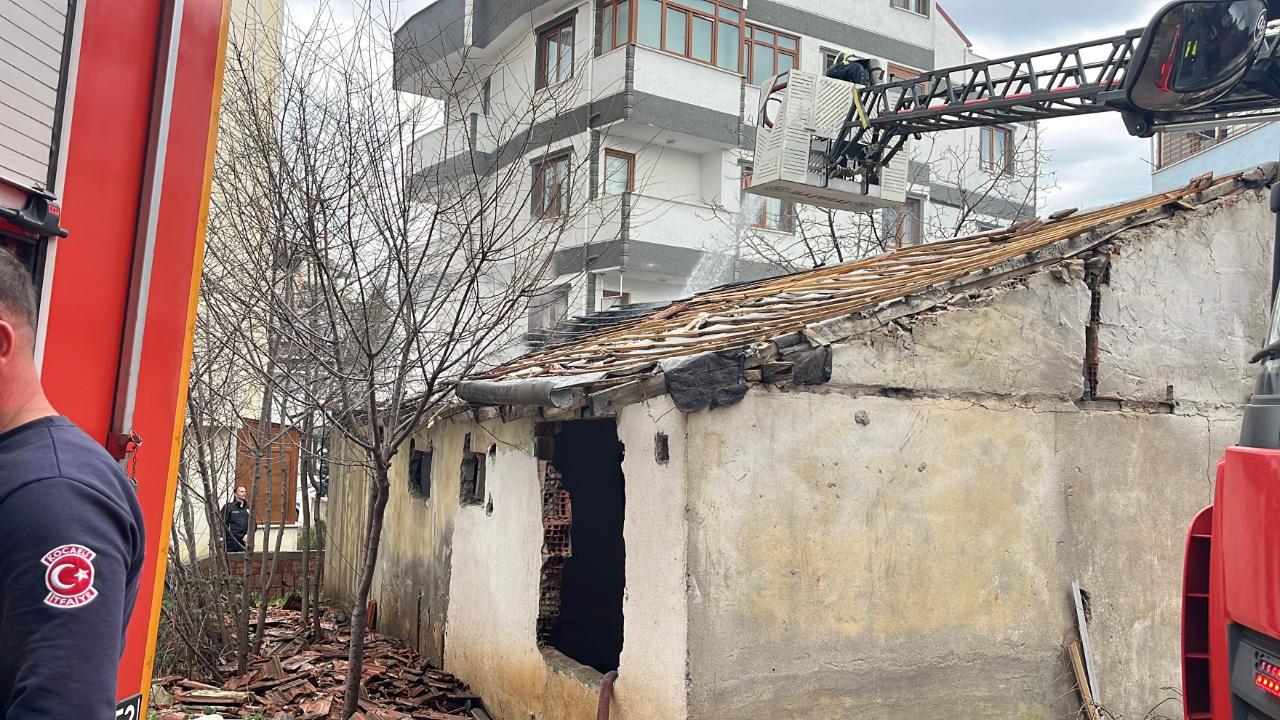 Gebze'de metruk evdeki yangını itfaiye söndürdü