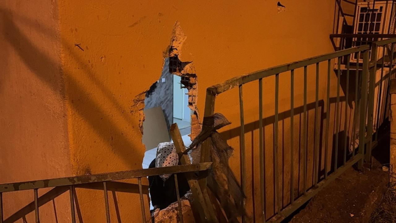 Kamyonetin çarptığı evin duvarından kopan tuğlaların altında kalıp yaralandı