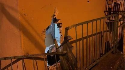 Kamyonetin çarptığı evin duvarından kopan tuğlaların altında kalıp yaralandı