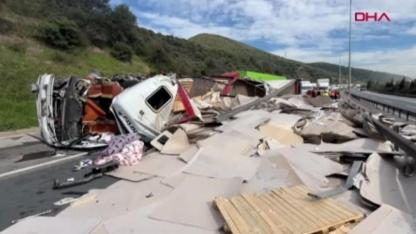 Kocaeli TEM'de trafik kazası! İstanbul yönü trafiğe kapatıldı