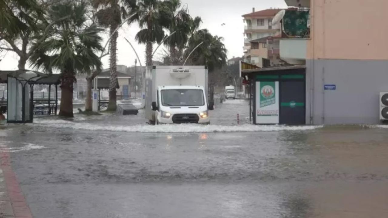 Kocaeli’de lodos; deniz taştı, yollar göle döndü