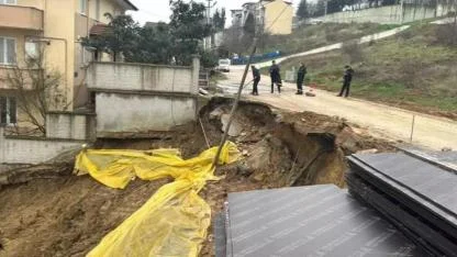 Kocaeli’de toprak kayması; binanın bahçe duvarı ve sokaktaki yolun bir bölümü çöktü