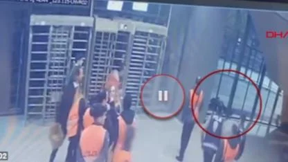 Kocaelispor-Beşiktaş maçında taraftarın tribünden düştüğü anlar kamerada