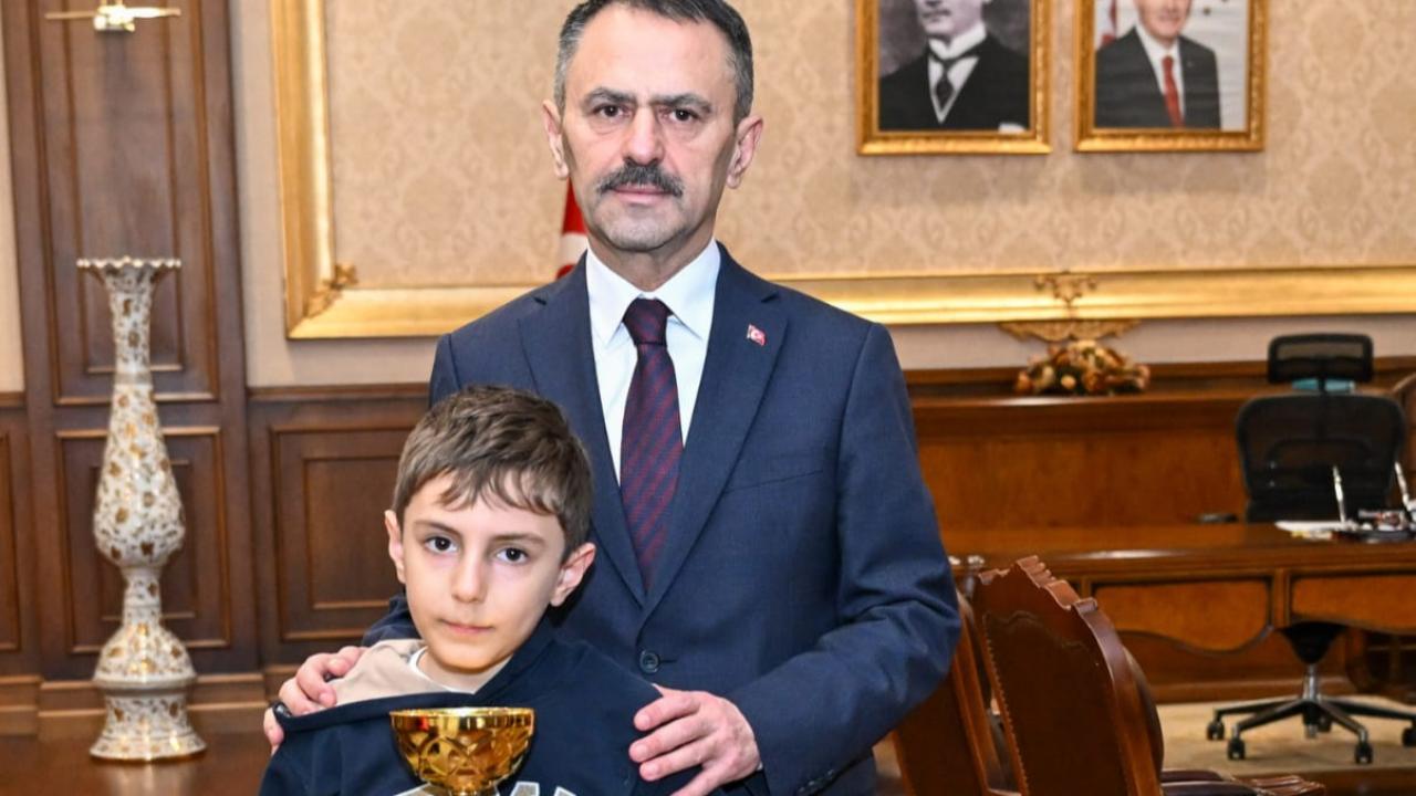 Matematik ve Satranç Turnuvalarında Birincilik Elde Eden Hasan Kemal'den Vali İlhami Aktaş'a Ziyaret