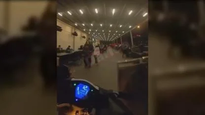 Motosikletiyle AVM’de oturan müşterilerin arasından geçen sürücünün ehliyetine süresiz el konulup 6 bin 457 TL Ceza kesildi