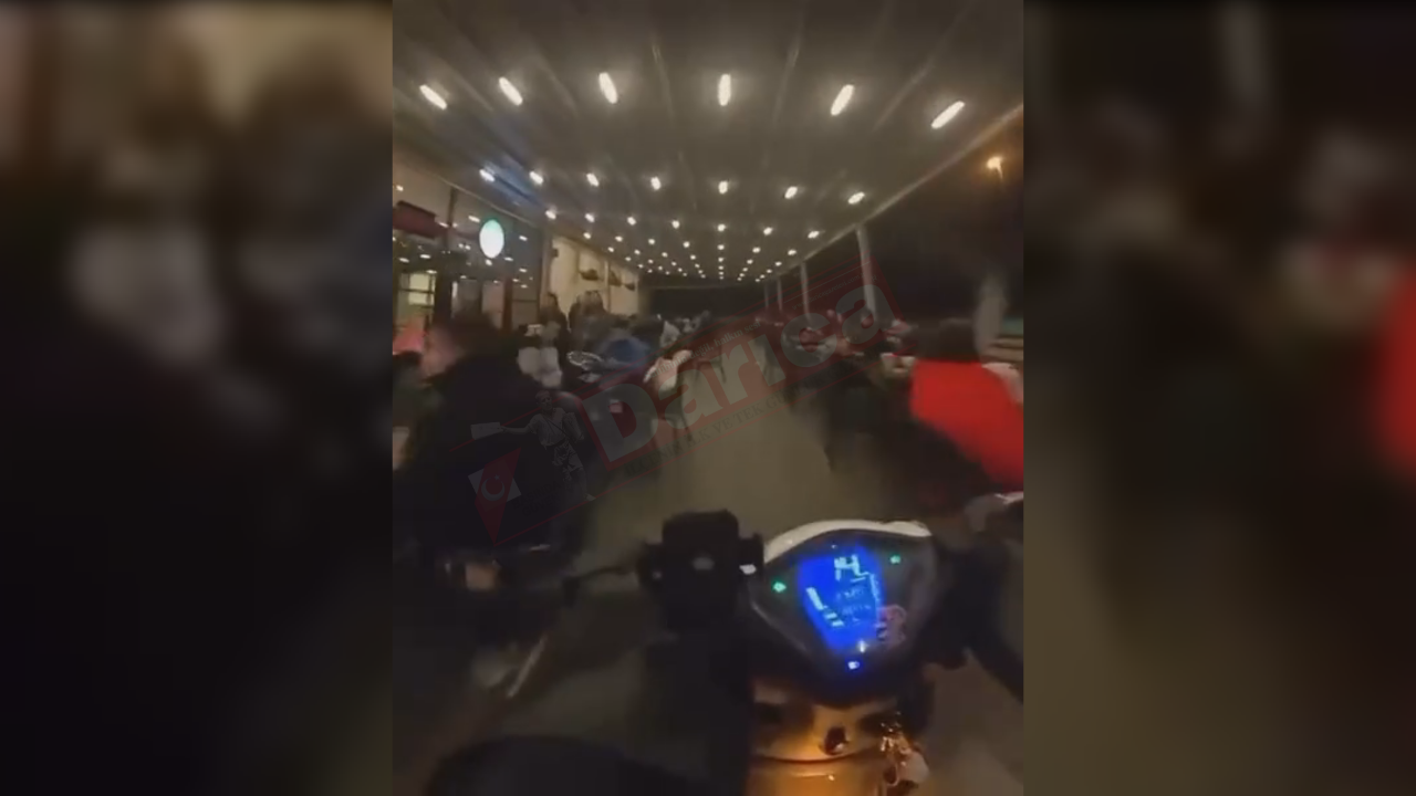 Motosikletiyle AVM’de oturan müşterilerin arasından geçen sürücünün ehliyetine süresiz el konulup 6 bin 457 TL Ceza kesildi