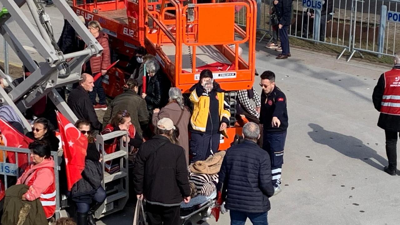 Özgür Özel mitinginde bir kişi fenalaştı