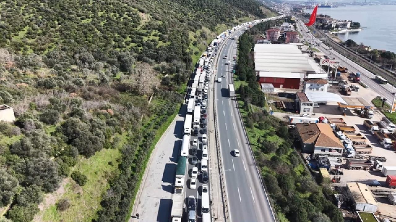 TEM'de lastiği patlayan TIR'a çarpan TIR devrildi: İstanbul yönü ulaşıma kapandı
