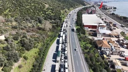 TEM'de lastiği patlayan TIR'a çarpan TIR devrildi: İstanbul yönü ulaşıma kapandı