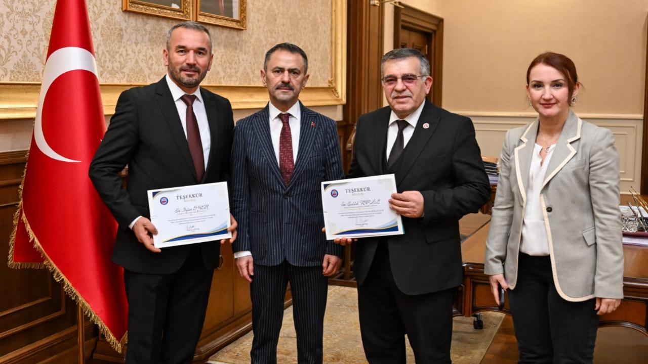 Vali Aktaş’tan Muhtar Sıddık Topal’ teşekkür belgesi