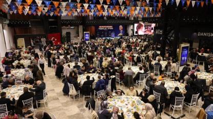 AK Parti iftarında 3 bin kişi aynı sofrada oruçlarını açtı