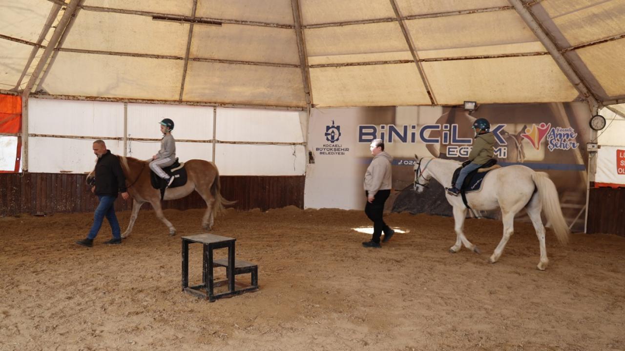 Ara tatilde 230 çocuk binicilikle tanıştı