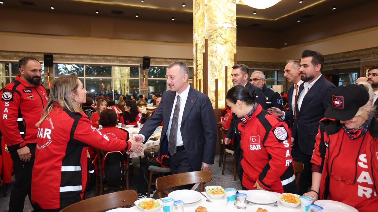 Başkan Büyükakın afet gönüllüleri ile iftar yaptı