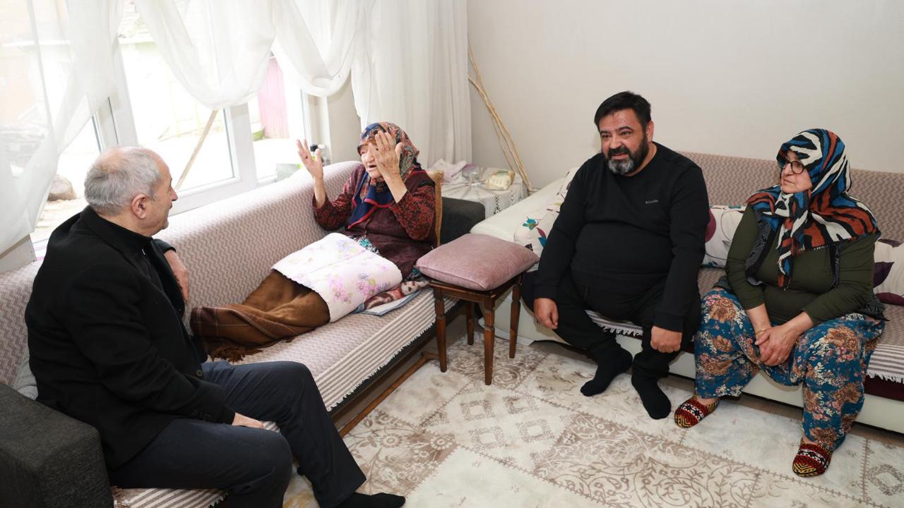 Başkan Büyükgöz’den 100 Yaşındaki Hesna Karaca Teyzeye Ziyaret
