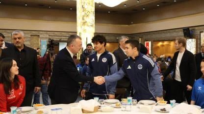 Büyükakın başarılı sporcularla iftar yaptı