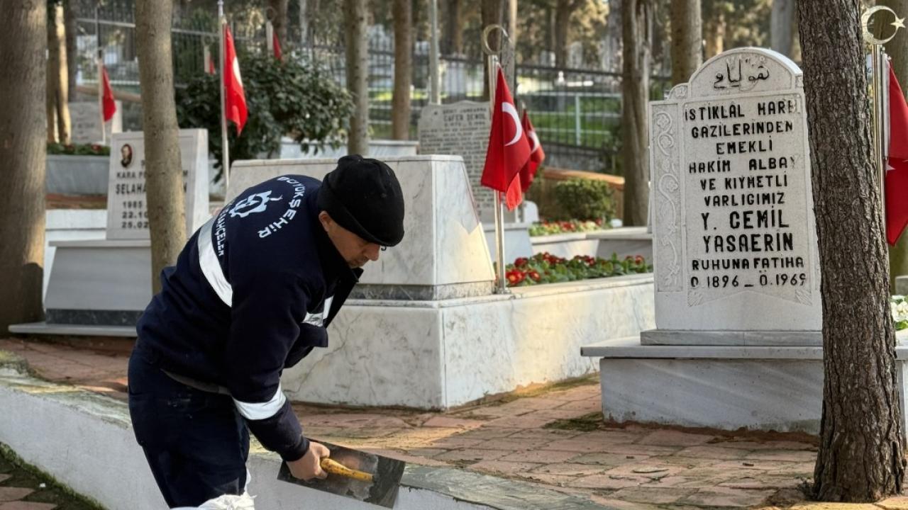 Büyükşehir’den şehitliklerde titiz çalışma