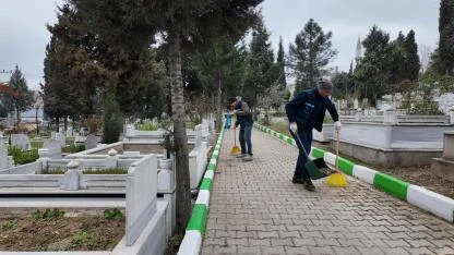 Çayırova’da mezarlıklar bayrama hazır