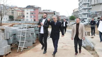 Çiftçi, kent meydanındaki çalışmaları inceledi