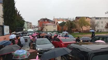 Darıca Kazım Karabekir İlkokulu’nda önünde yaşanan araç trafiği öğrencilerin güvenliğini tehdit ediyor