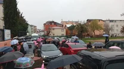 Darıca Kazım Karabekir İlkokulu’nda önünde yaşanan araç trafiği öğrencilerin güvenliğini tehdit ediyor