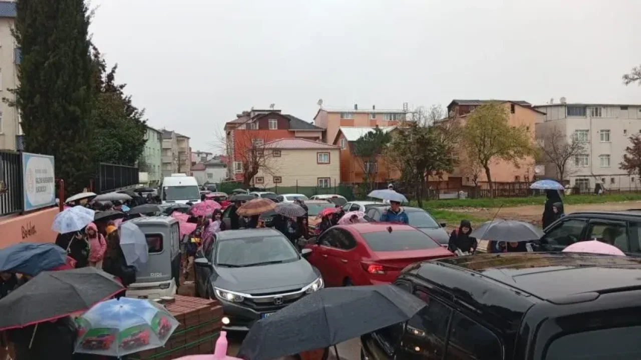 Darıca Kazım Karabekir İlkokulu’nda önünde yaşanan araç trafiği öğrencilerin güvenliğini tehdit ediyor