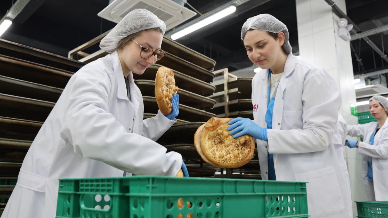 Hızır 41’de ürettikleri pideleri çadırda dağıttılar