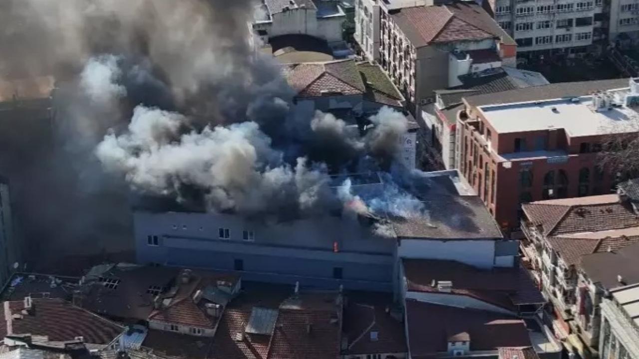 İş merkezinin deposunda çıkan yangında 2 kişi dumandan etkilendi