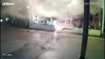 Kafeyi yakmışlardı; O anlar kameralara yansıdı