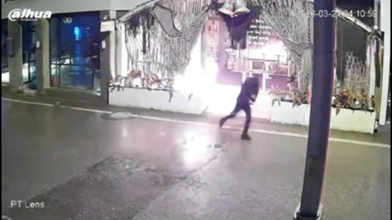 Kafeyi yakmışlardı; O anlar kameralara yansıdı