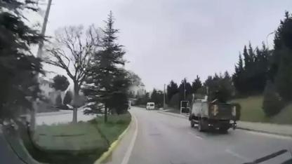 Rampada kayan kamyon refüje çıkıp devrildi