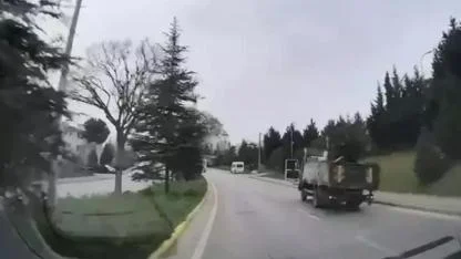 Rampada kayan kamyon refüje çıkıp devrildi