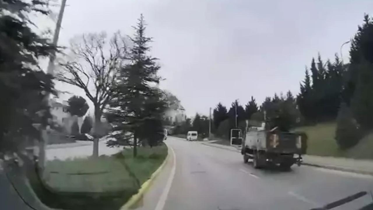 Rampada kayan kamyon refüje çıkıp devrildi